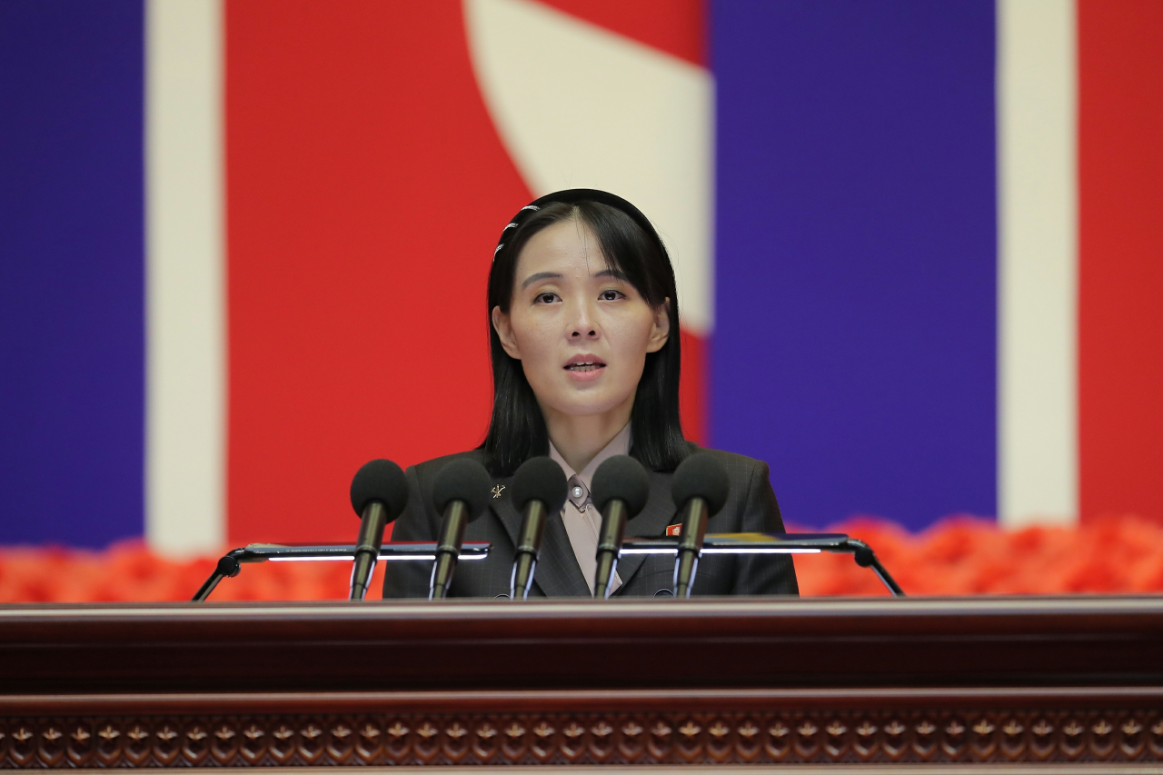 북한 선전매체들은 20일 윤석열 대통령의 낮은 국정운영 지지율을 겨냥해 ‘민심의 정확한 평가’라며 윤 대통령이 지지율 하락을 막기 위해 ‘신북풍몰이’에 나서고 있다고 비난했다. 김여정 노동당 부부장도 전날 담화에서 윤 대통령에게 민심도 떠나가는 판국이라고 조롱한 바 있다. 자료사진. [평양 노동신문=뉴스1]