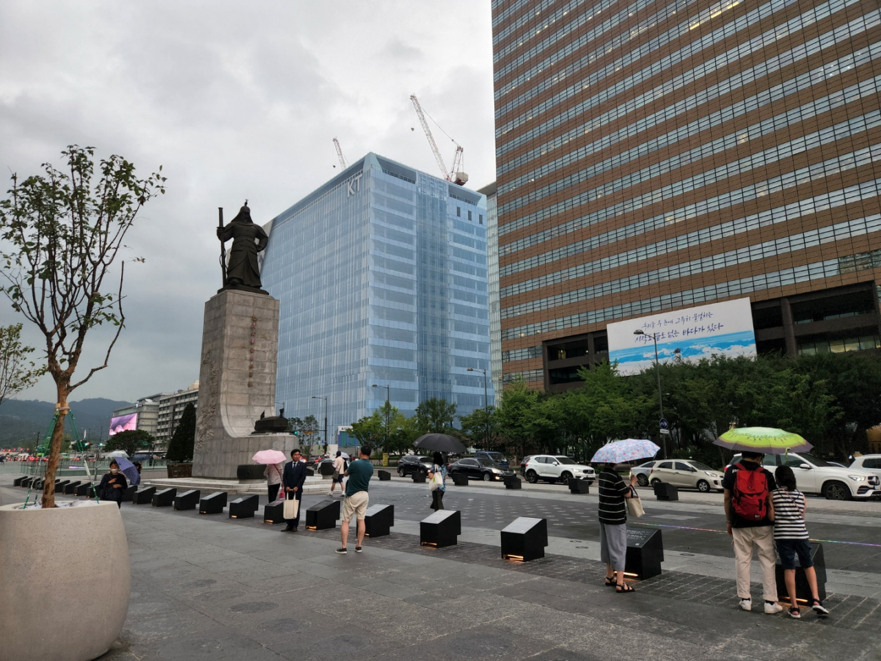 19일 광화문광장 이순신장군상 앞에서 한 시민이 사진을 찍고 있다. 이영기 기자.