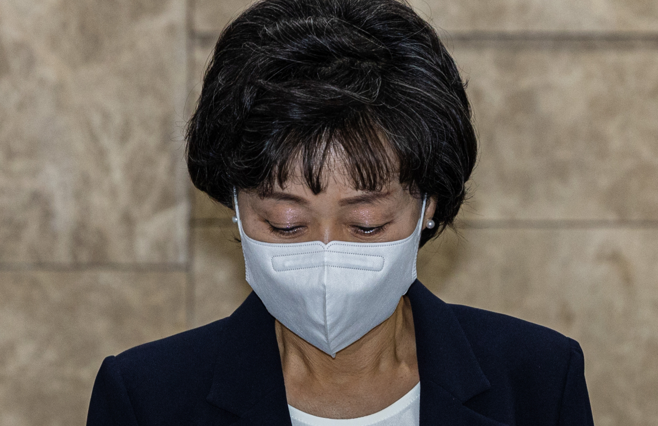 박순애 사회부총리 겸 교육부 장관이 8일 오후 서울 여의도 한국교육시설안전원에서 가진 기자회견에서 사퇴를 발표한 뒤 굳은 표정을 짓고 있다. [연합]