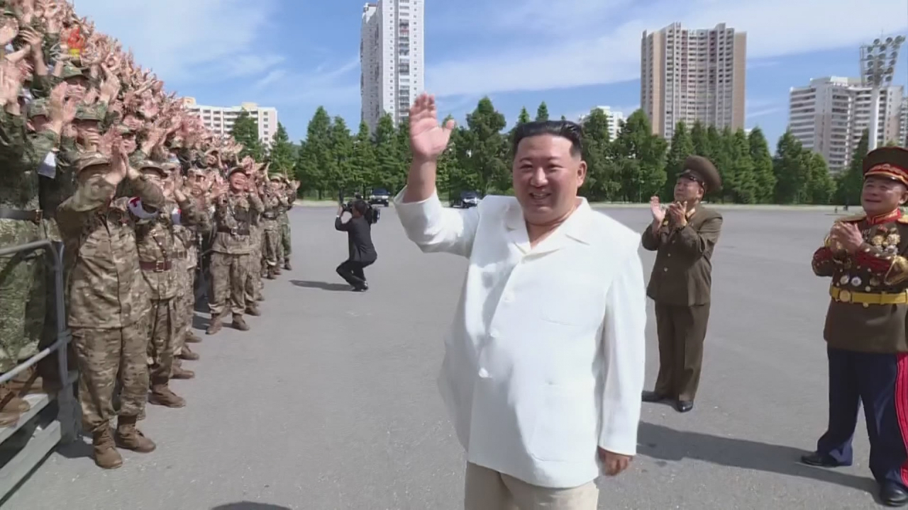 북한 김정은 국무위원장이 18일 비상방역전에서 임무를 완수하고 위훈을 세운 군의부문(의무부대) 전투원들을 만나 격려하고 축하연설과 기념촬영을 했다고 조선중앙TV가 전했다. [조선중앙TV 화면, 연합]