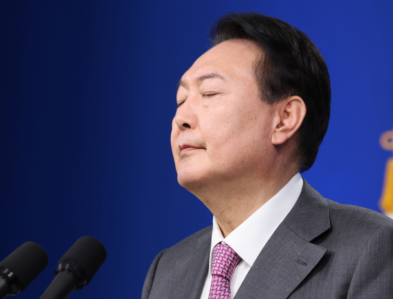 윤석열 대통령이 17일 서울 용산 대통령실 청사에서 열린 취임 100일 기자회견 '대통령에게 듣는다'에서 취재진의 질문을 받고 있다. [연합]