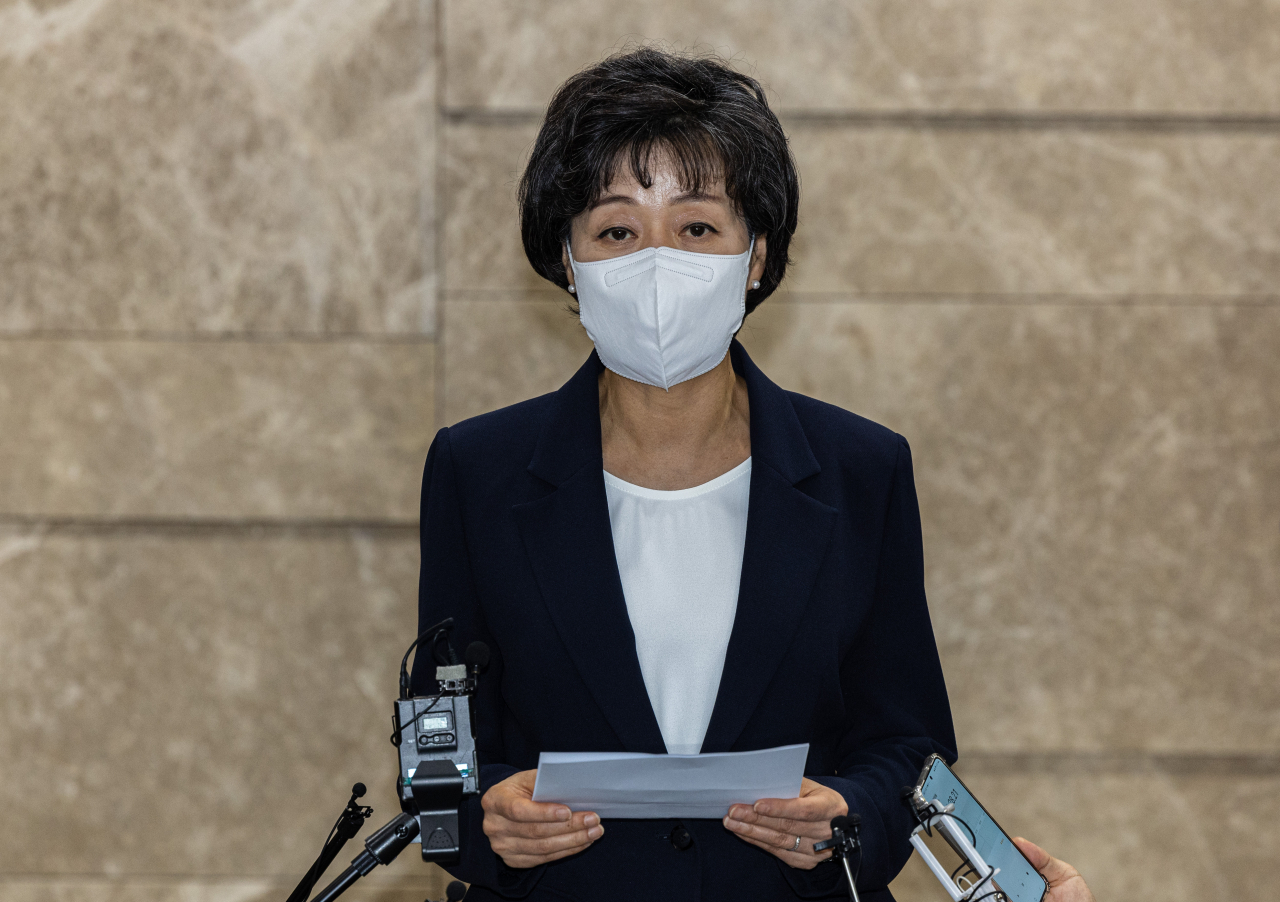 Former Education Minister Park Soon-ae offers to resign in a press conference held in Seoul on Aug. 8. (Yonhap)