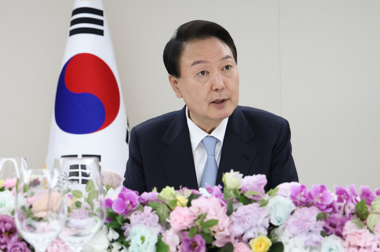 윤석열 대통령이 19일 서울 용산 대통령실 청사에서 열린 21대 국회 후반기 신임 국회의장단 초청 만찬에서 인사말을 하고 있다. [연합]
