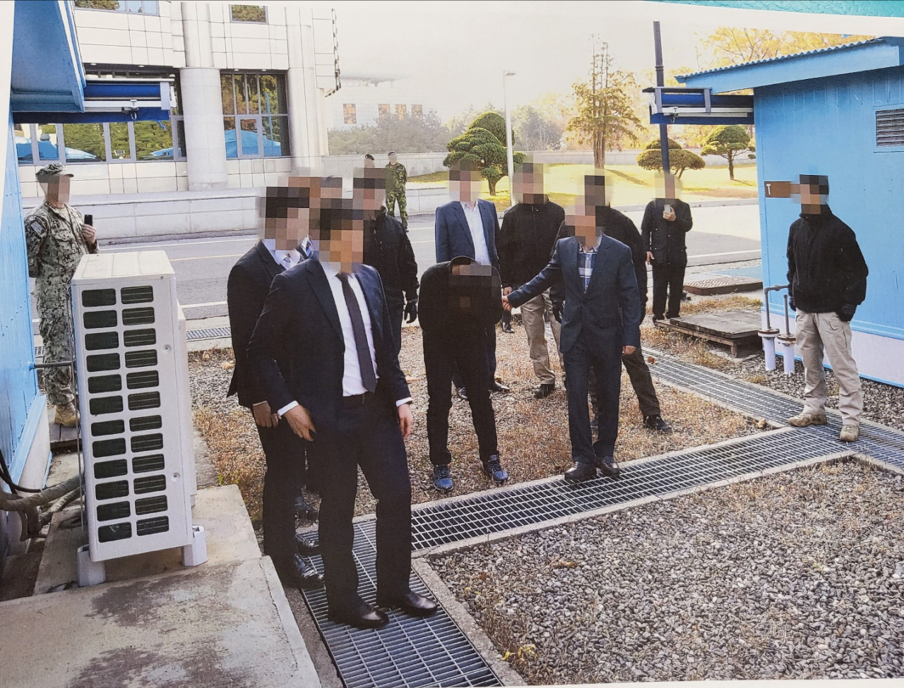 통일부가 공개한 북한 어민 강제북송 관련 판문점 송환 사진[통일부 제공]
