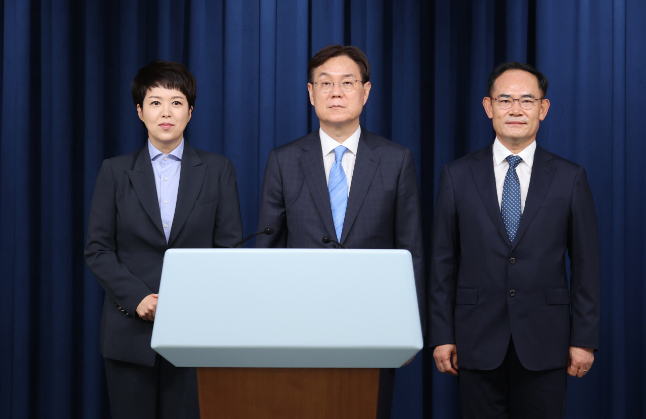 김은혜(왼쪽부터) 신임 홍보수석, 이관섭 정책기획수석, 임종득 국가안보실 2차장이 21일 서울 용산 대통령실 청사에서 열린 김대기 비서실장 인적 쇄신 브리핑에 참석하고 있다. [연합]