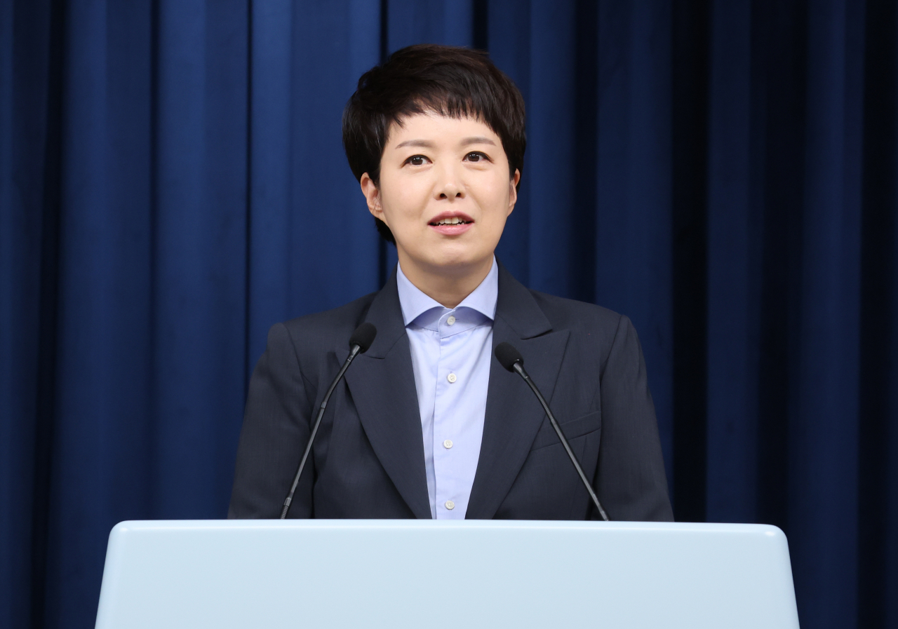 김은혜 신임 홍보수석 21일 서울 용산 대통령실 청사에서 열린 김대기 비서실장 인적쇄신 브리핑에 참석, 소감을 밝히고 있다. [연합]