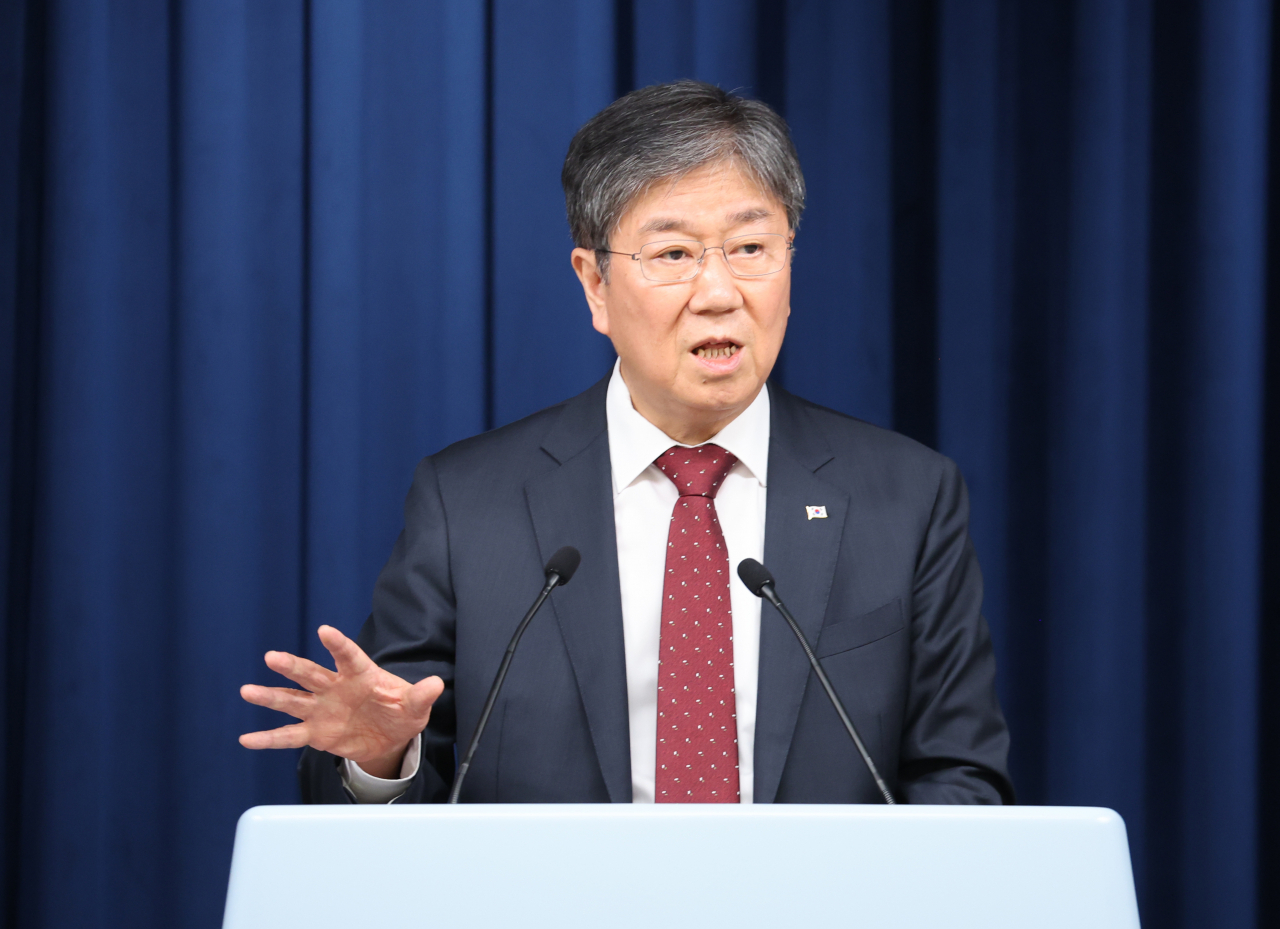 김대기 대통령실 비서실장이 21일 서울 용산 대통령실 청사에서신임 홍보수석에 국민의힘 김은혜 전 의원을, 정책 조율을 위해 신설되는 정책기획수석에는 이관섭 한국무역협회 부회장을 내정했다고 밝히고 있다. [연합]
