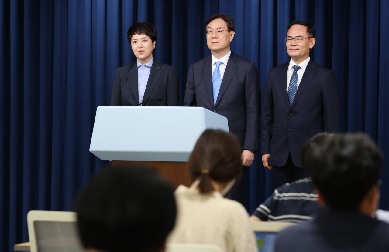 김은혜(왼쪽부터) 신임 홍보수석, 이관섭 정책기획수석, 임종득 국가안보실 2차장이 21일 서울 용산 대통령실 청사에서 열린 김대기 비서실장 인적쇄신 브리핑에 참석하고 있다. [연합]