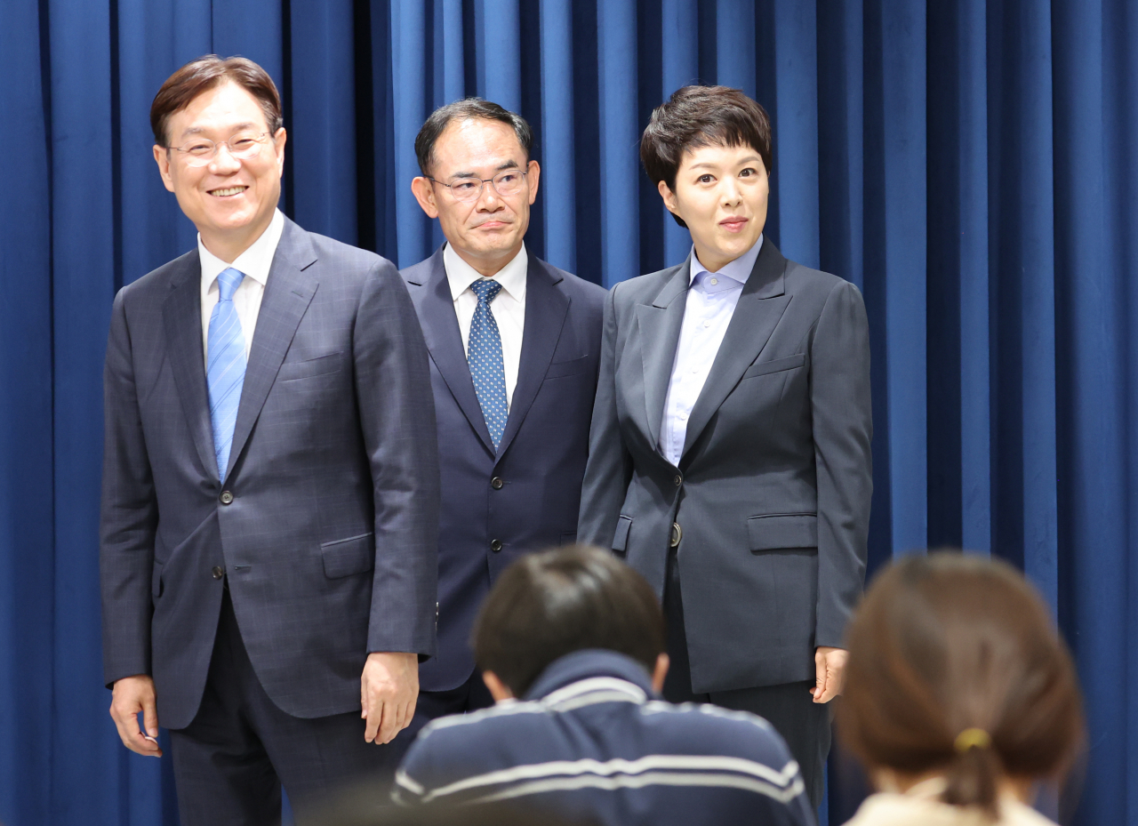 김은혜 신임 홍보수석(오른쪽부터), 임종득 국가안보실 2차장, 이관석 정책기획수석이 21일 서울 용산 대통령실 청사에서 열린 김대기 비서실장 인적쇄신 브리핑에 참석하고 있다. [연합]