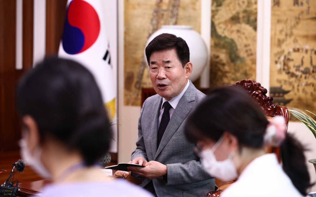 김진표 국회의장이 21일 서울 여의도 국회 의장집무실에서 기자간담회를 갖고 있다. [연합]