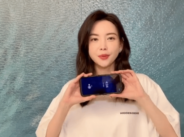 모델이 지난 11일 공개된 '모토로라 레이저 2022' 제품을 홍보하고 있다. [모토로라 웨이보]