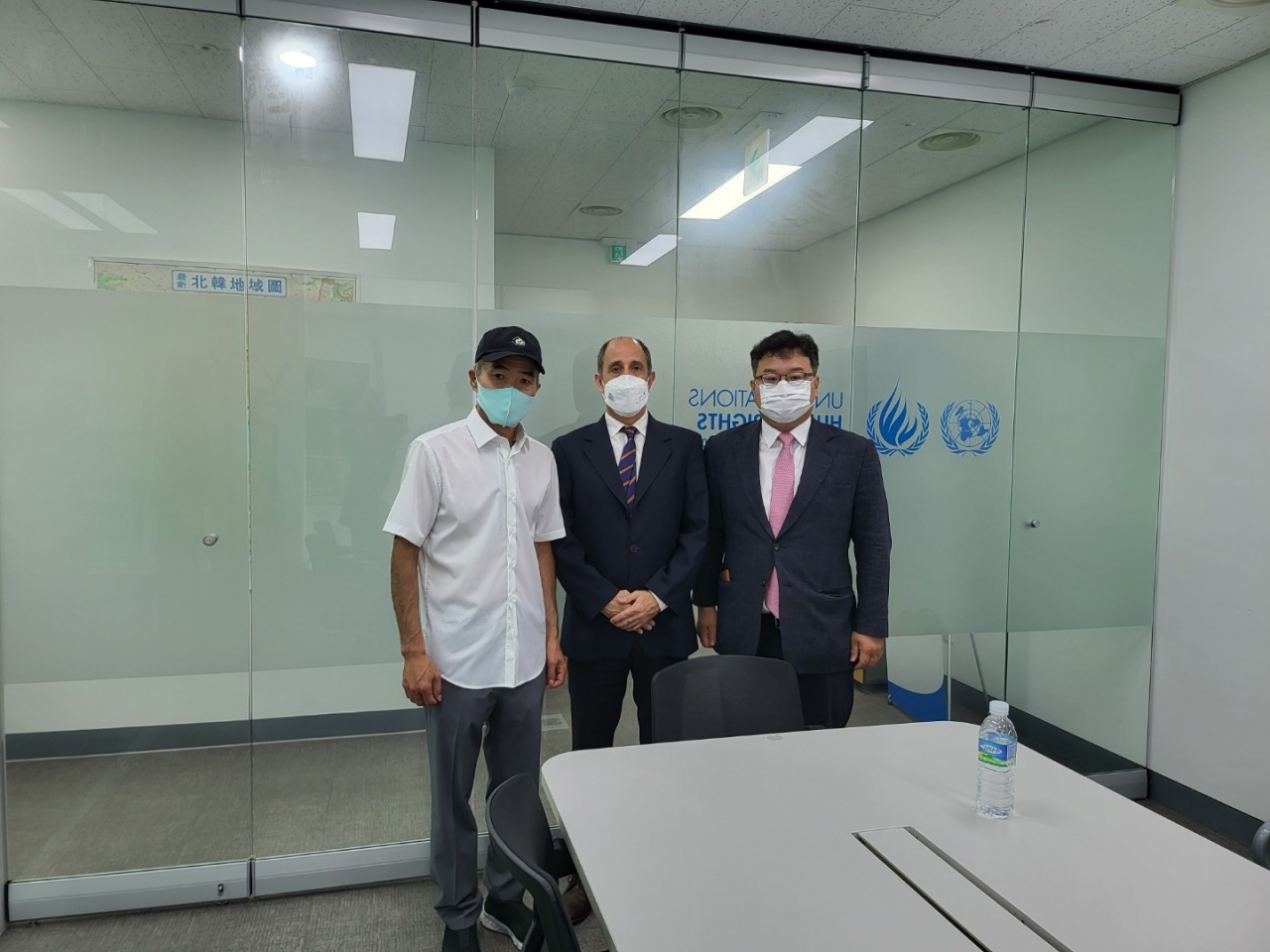 The slain official’s older brother Lee Rae-jin (left) and his lawyer Kim Ki-yun (right) met with former UN special rapporteur on North Korea human rights, Tomas Ojea Quintana, in Seoul on June 28. (Yonhap)