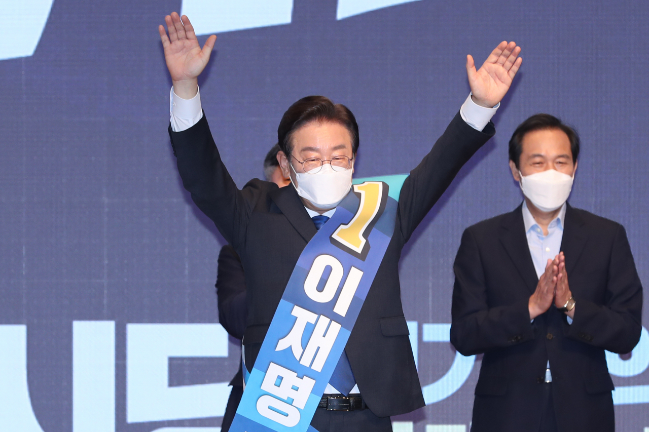 21일 오후 광주 김대중컨벤션센터에서 열린 더불어민주당 당 대표 및 최고위원 후보자 광주 합동연설회에서 이재명 당 대표 후보가 양팔을 치켜들며 인사하고 있다. [연합]