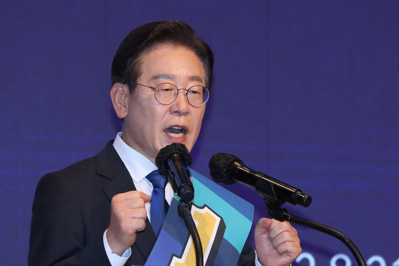 21일 오후 광주 김대중컨벤션센터에서 열린 더불어민주당 당 대표 및 최고위원 후보자 광주 합동연설회에서 이재명 당 대표 후보가 정견을 발표하고 있다. [연합]