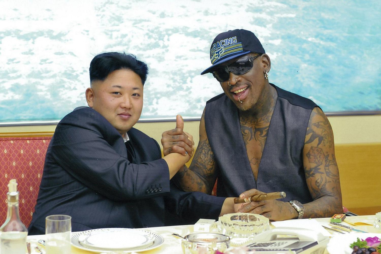 김정은(왼쪽) 북한 국무위원장과 전 미국프로농구(NBA) 명예의 전당 헌액자 데니스 로드먼이 지난 2013년 만나 손을 맞잡고 있다. [더타임스 홈페이지 캡처]