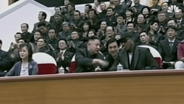 북한을 방문한 전 미국프로농구(NBA) 명예의 전당 헌액자 데니스 로드먼(오른쪽)이 김정은 북한 국무위원장과 대화를 하고 있다. [유튜브 'NBC News' 채널 캡처]