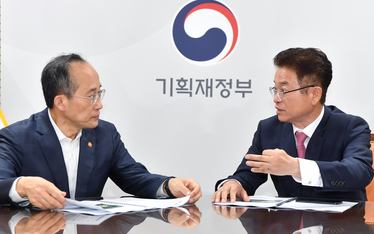 추경호 경제 부총리와 이철우 경북지사가 19일 면담을 하고 있다.[경북도 제공]