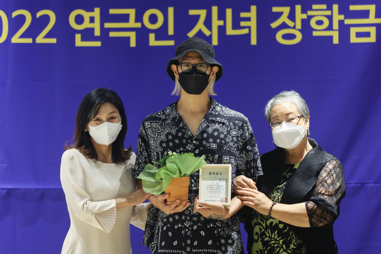 길해연 이사장(왼쪽)과 장학금을 받은 박시현 학생 [한국연극인복지재단 제공]