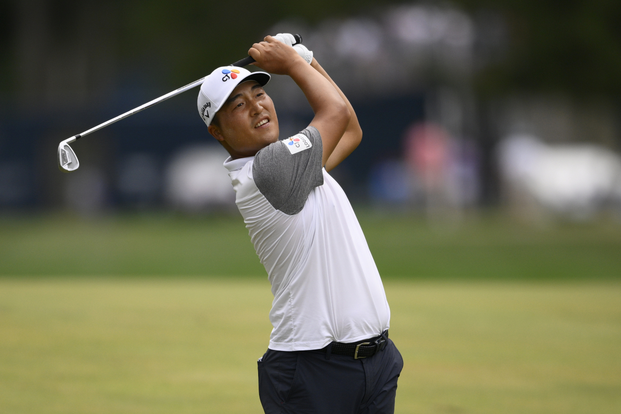 이경훈이 PGA 투어 플레이오프 2차전 BMW 챔피언십 최종 4라운드 18번홀서 샷을 하고 있다. [AP]