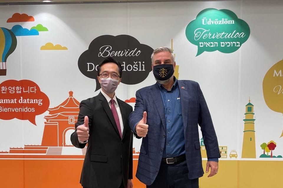 21일(현지시간) 대만에 도착한 에릭 홀콤(오른쪽) 미국 인디애나 주지사가 공항에 마중나온 쉬유덴(徐佑典) 대만 외교부 북미국장과 만나 엄지손가락을 치켜들고 포즈를 취하고 있다. [대만 외교부 트위터]