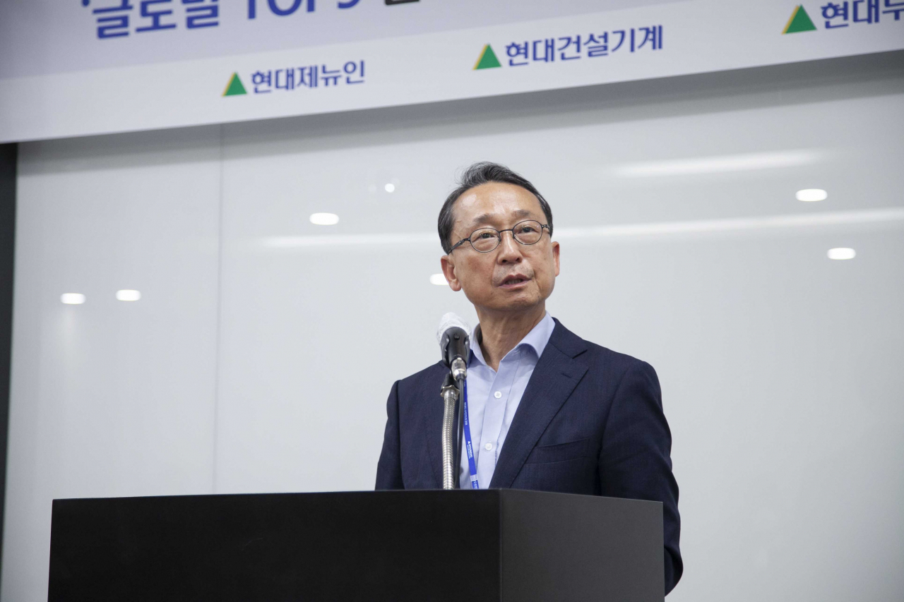 조영철 현대제뉴인 및 현대두산인프라코어 사장이 ‘건설기계 3사 출범 1주년’을 맞아 기념 메시지를 말하고 있다. [현대제뉴인 제공]