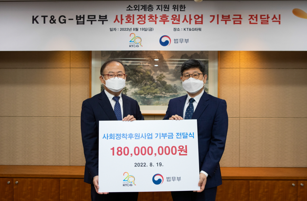 이상학 KT&G 지속경영본부장(왼쪽)과 윤웅장 법무부 범죄예방정책국장이 지난 19일 진행된 기부금 전달식에서 기념촬영 하고 있다. [KT&G 제공]