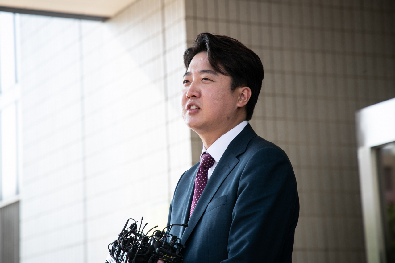 국민의힘 이준석 전 대표가 17일 오후 양천구 서울남부지방법원에서 열린 당 비상대책위원회 효력정지 가처분 신청 사건의 심문을 마친 후 법원을 빠져나오고 있다. [연합]