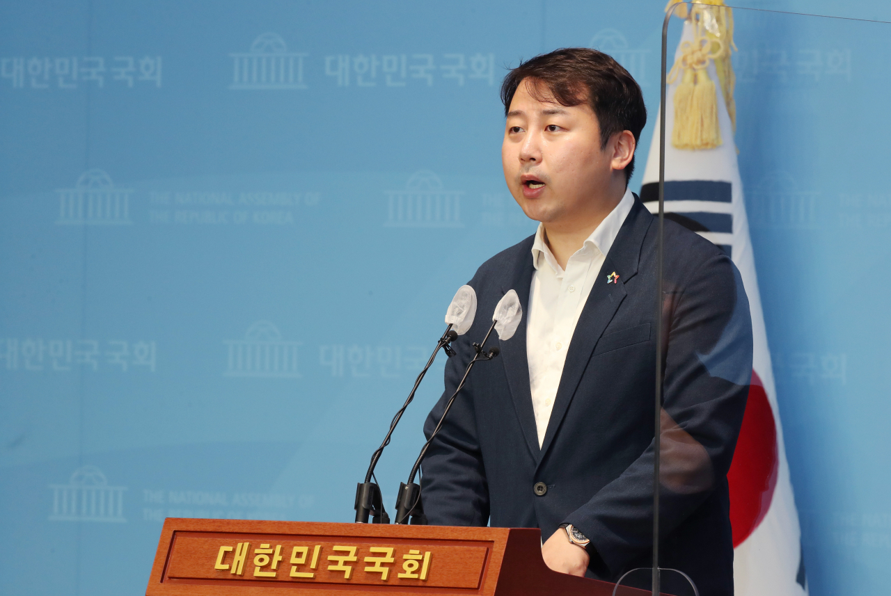 지난 대선 당시 윤석열 캠프 청년본부장, 인수위 청년소통TF 단장을 맡았던 장예찬 청년재단 이사장이 18일 국회 소통관에서 국민의힘 이준석 전 대표의 최근 행보에 대해 비판 성명을 발표하고 있다. [연합]