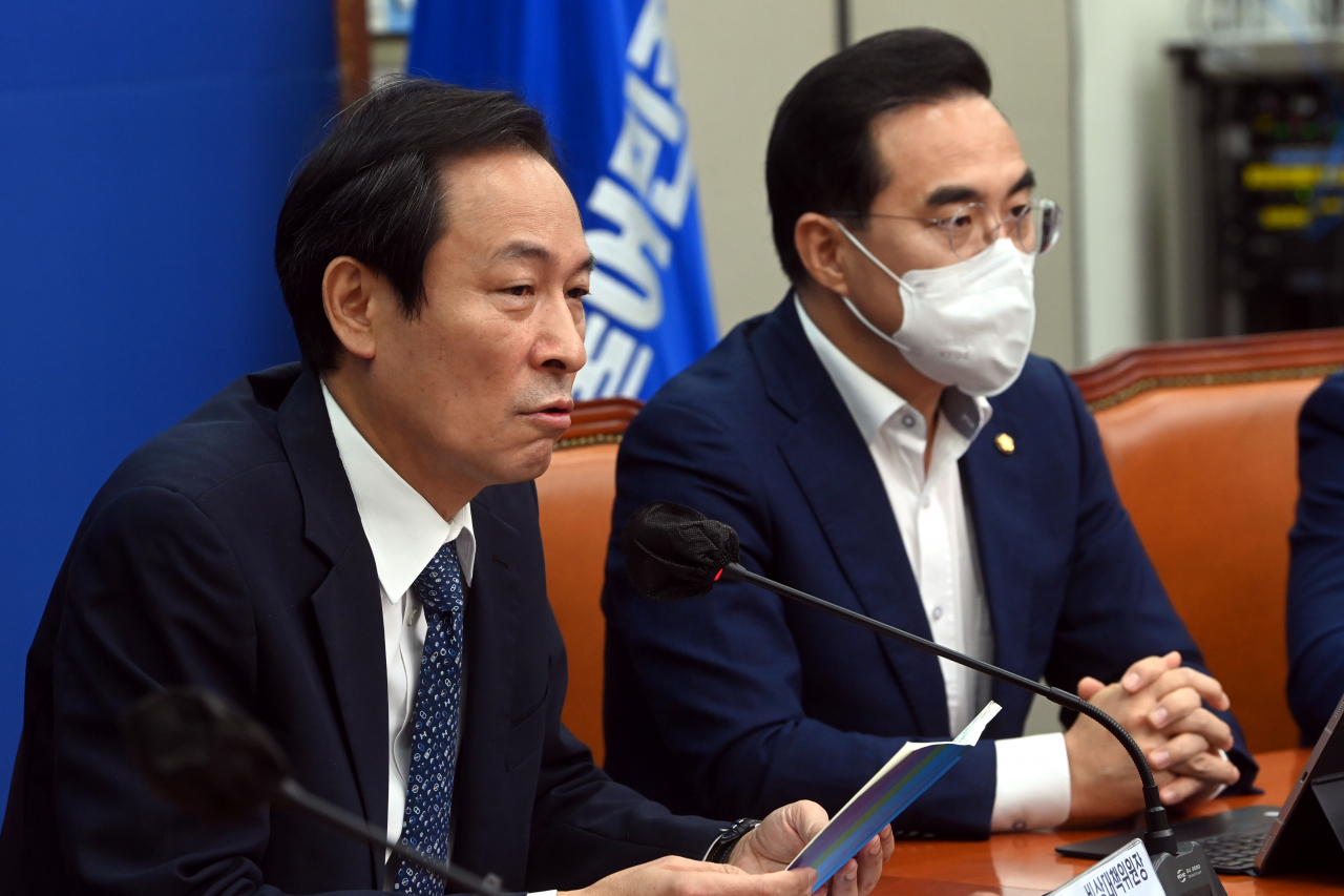 더불어민주당 우상호 비상대책위원장이 22일 국회에서 열린 비상대책위원회의에서 발언하고 있다. 이상섭 기자