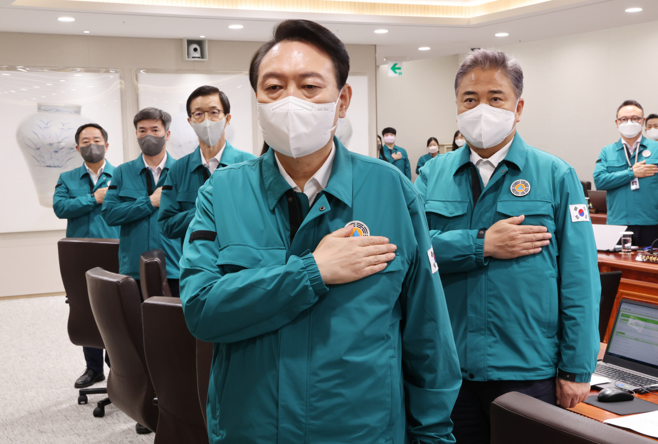 윤석열 대통령이 22일 오전 서울 용산 대통령실 청사에서 열린 을지 국무회의에서 국기에 경례를 하고 있다. [연합]