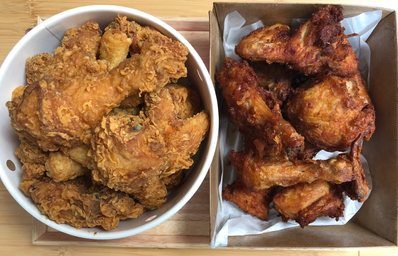 홈플러스 ‘당당치킨’(왼쪽)과 롯데마트 ‘7분 한마리 치킨’. 다양한 치킨 맛을 즐기기 위해 롯데마트에서는 할인행사가 끝난 ‘한통치킨’ 대신 다른 스타일의 치킨을 구매했다. [오연주 기자/oh@heraldcorp.com]
