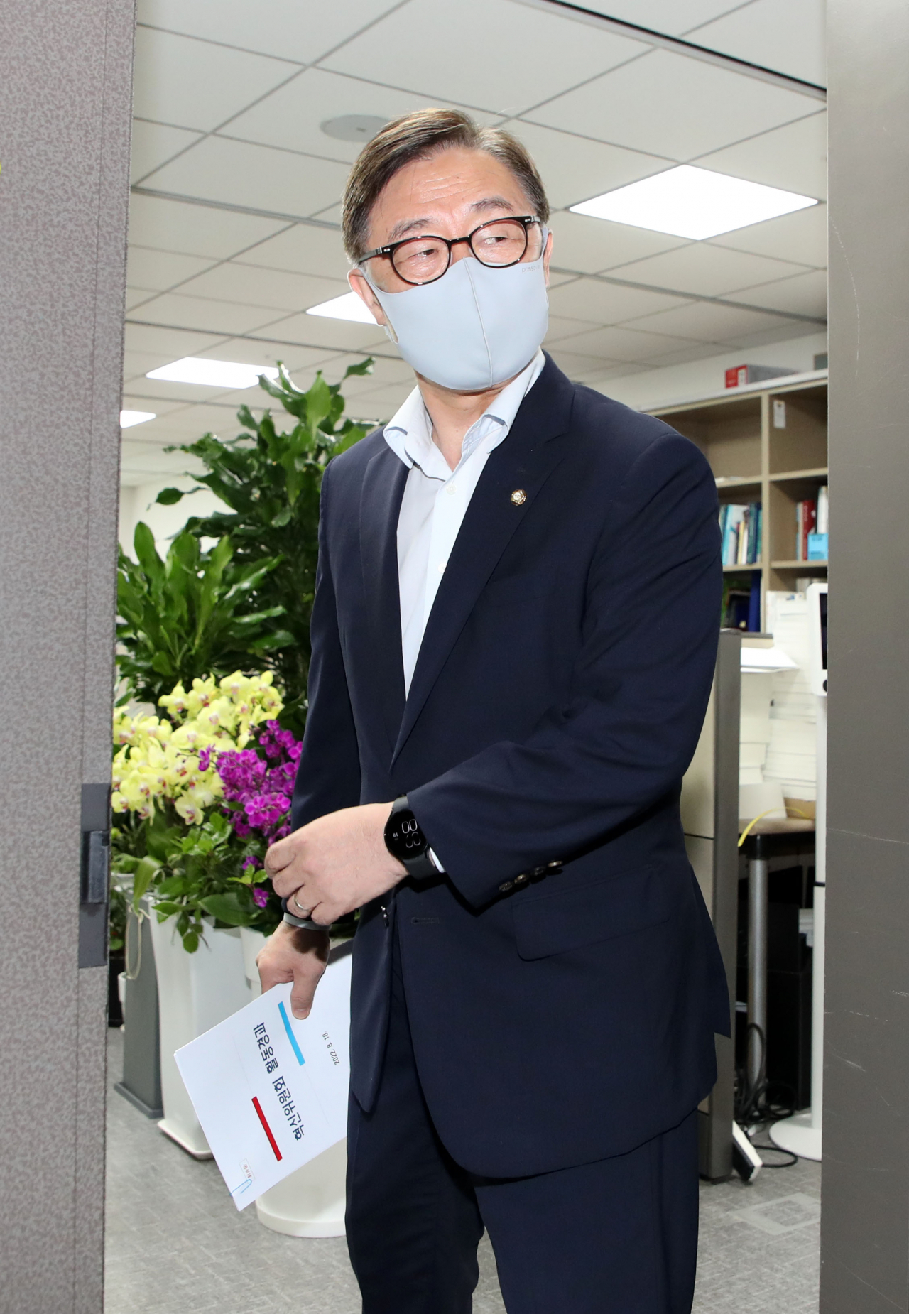 국민의힘 최재형 혁신위원장이 19일 오전 주호영 비상대책위원장과 비공개 회동을 위해 국회 의원회관 주호영의원실로 들어서고 있다. [연합]