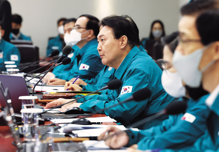 윤석열 대통령이 22일 오전 서울 용산 대통령실 청사에서 열린 을지 국무회의를 주재하고 있다. 윤 대통령과 국무위원들은 이날 회의에서 기존의 노란색 민방위복 대신 새로운 녹색 복장을 입고 참석했다. 이는 행정안전부가 검토하고 있는 5종의 새로운 민방위복 시제품 중 하나다. [연합]