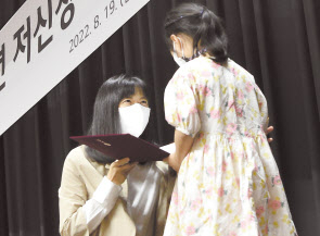 구연경(왼쪽) LG복지재단 대표이사가 어린이에게 기증서를 전달하고 있는 모습. [㈜LG 제공]