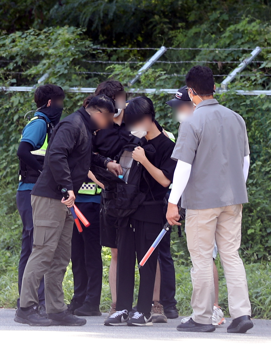 문재인 전 대통령 내외 사저 경호 강화 첫날인 22일 오전 사저에서 300여ｍ 떨어진 경남 양산시 하북면 평산마을 입구에서 경호처 직원이 방문객 가방을 검색하고 있다. [연합]