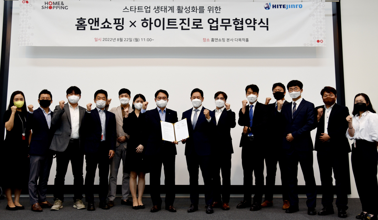 하이트진로가 22일 마곡동 홈앤쇼핑 본사에서 스타트업 생태계 활성화를 위한 상호협력 업무협약식(MOU)을 가졌다. 허재균 하이트진로 상무, 이일용 홈앤쇼핑 대표이사를 비롯하여 하이트진로 신사업개발팀과 홈앤쇼핑 미래사업실 등 직원들이 함께 기념촬영을 하고 있다. [하이트진로 제공]