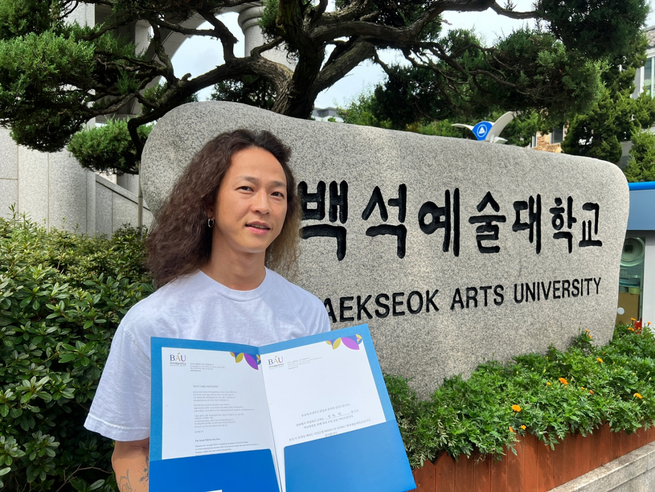 팝핀현준이 교수로 재직 중인 백석예술대에 1000만원을 기부했다. [와이콘엔터테인먼트 제공]