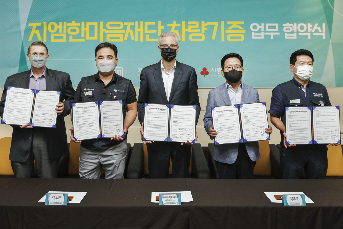 지엠한마음재단코리아오 인천 사회복지공동모금회 업무협약식 기념 촬영 모습. 브라이언 맥머레이(왼쪽부터) 지엠테크니컬센터코리아 사장, 김준오 금속노조 한국지엠지부 지부장, 로베르토 렘펠 한국지엠 사장 겸 CEO, 조상범 인천 공동모금회 회장, 안문규 지엠테크니컬센터코리아 지회장. [한국지엠 제공]