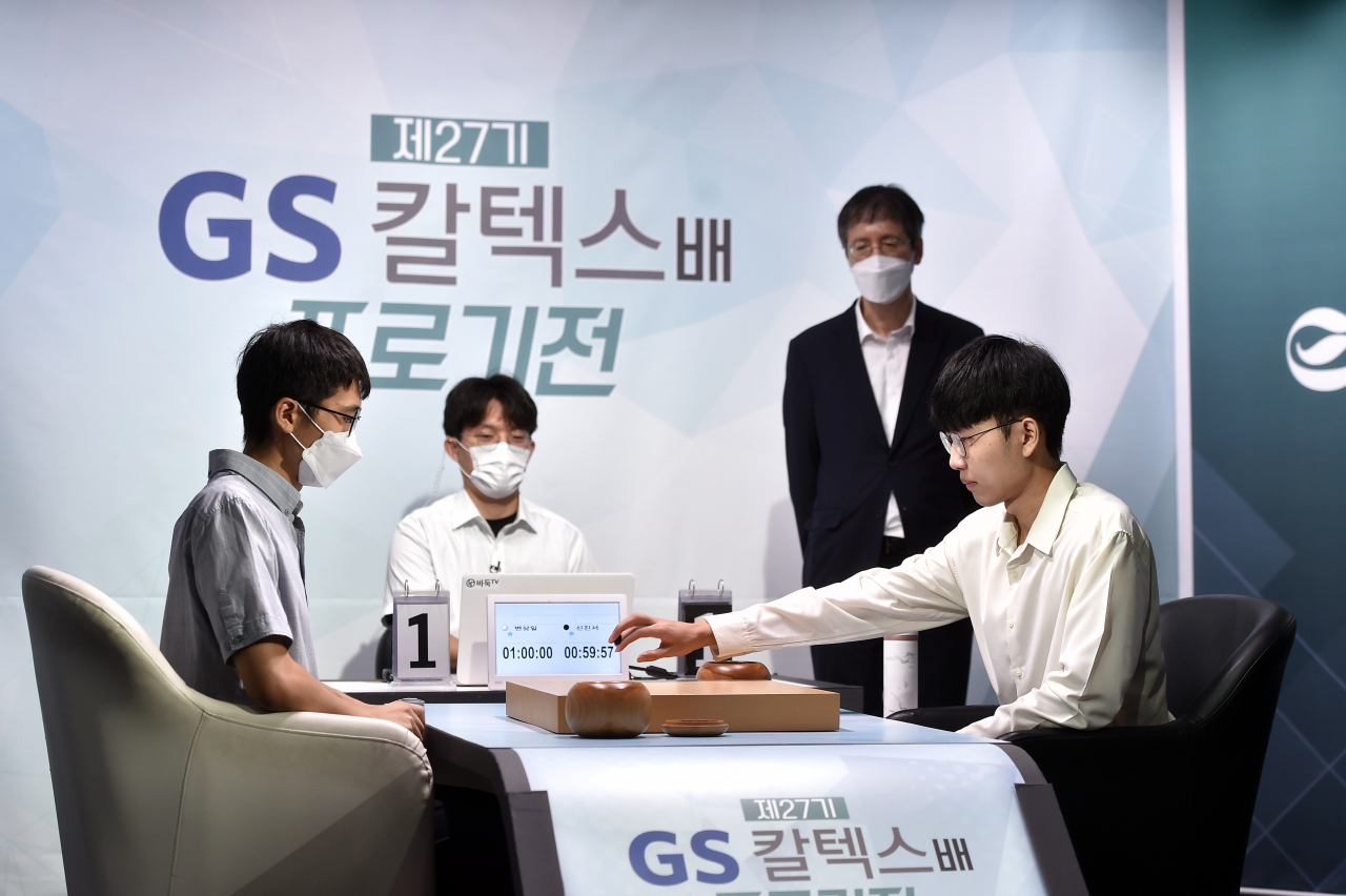 신진서 9단(오른쪽)이 변상일 9단과 최종전인 3국을 두는 모습./한국기원 제공
