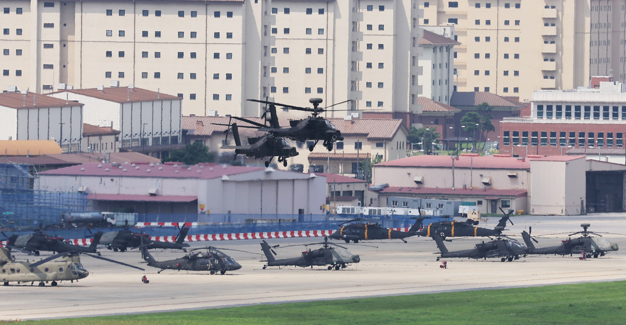 Apache attack helicopters fly at U.S. Army base Camp Humphreys in Pyeongtaek, 65 km south of Seoul, on Aug. 22, 2022, as South Korean and U.S. troops kicked off the Ulchi Freedom Shield exercise, their annual combined training involving field maneuvers set to run from Aug. 22 through Sept. 1. (Yonhap)