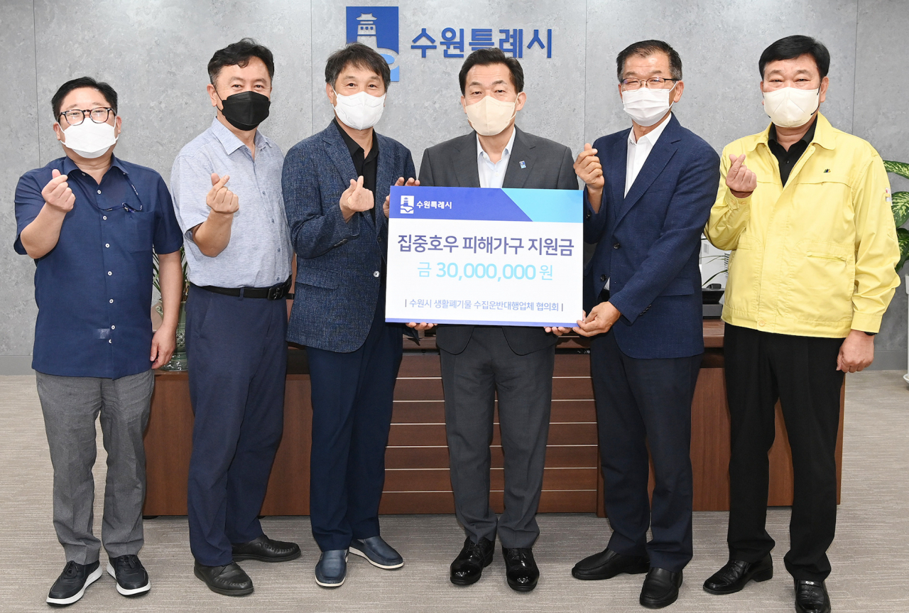 이재준 수원시장(오른쪽 3번째), 청소 대행업체 관계자, 이상수 수원시 환경국장(오른쪽 1번째) 등이 전달식 후 기념촬영을 하고 있다. [수원시 제공]