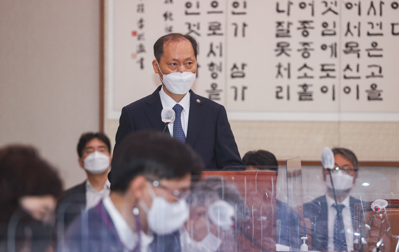 [사진=이완규 법제처장이 22일 서울 여의도 국회에서 열린 법제사법위원회 전체회의에서 출석했다.][연합]