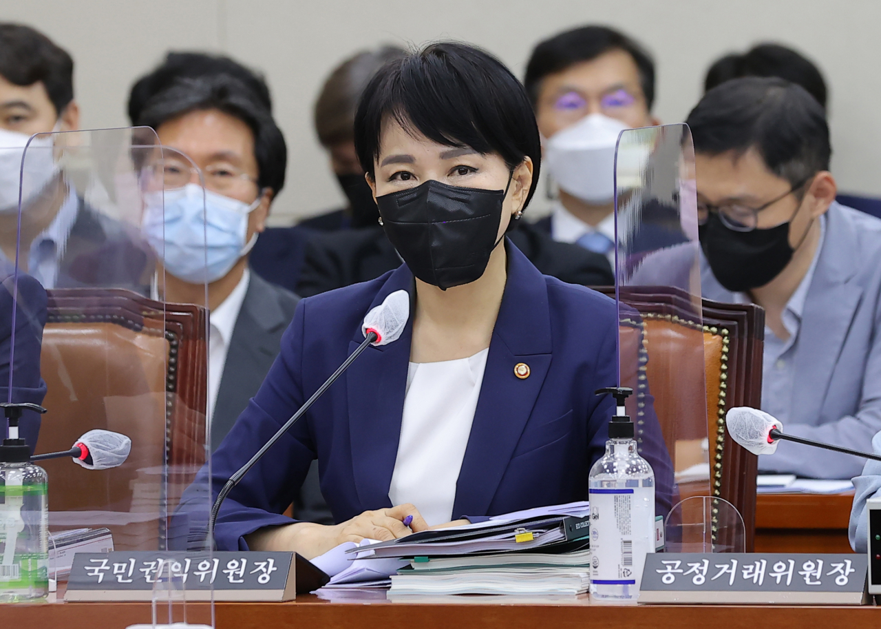 [사진=전현희 국민권익위원장이 22일 서울 여의도 국회에서 열린 정무위원회 전체회의에서 질의에 답하고 있다.][연합]