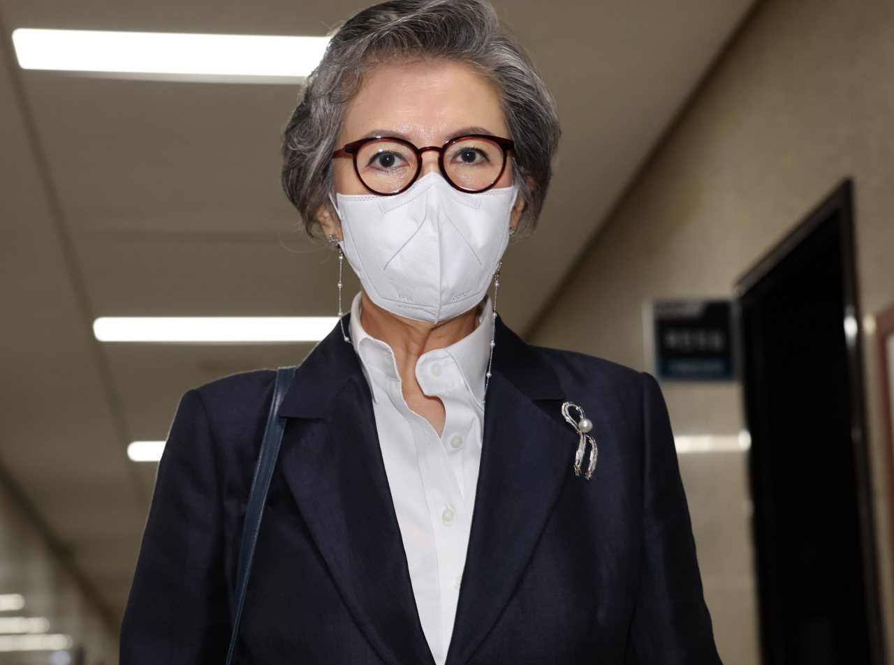 이양희 국민의힘 윤리위원장이 지난달 22일 오후 국회에서 열린 중앙당 윤리위원회에 참석하기 위해 회의실로 이동하고 있다. 비공개로 열린 윤리위는 최근 수해 복구 봉사 현장에서의 실언으로 물의를 빚은 김성원 의원에 대한 징계 절차 개시를 논의한 것으로 알려졌다. [연합]