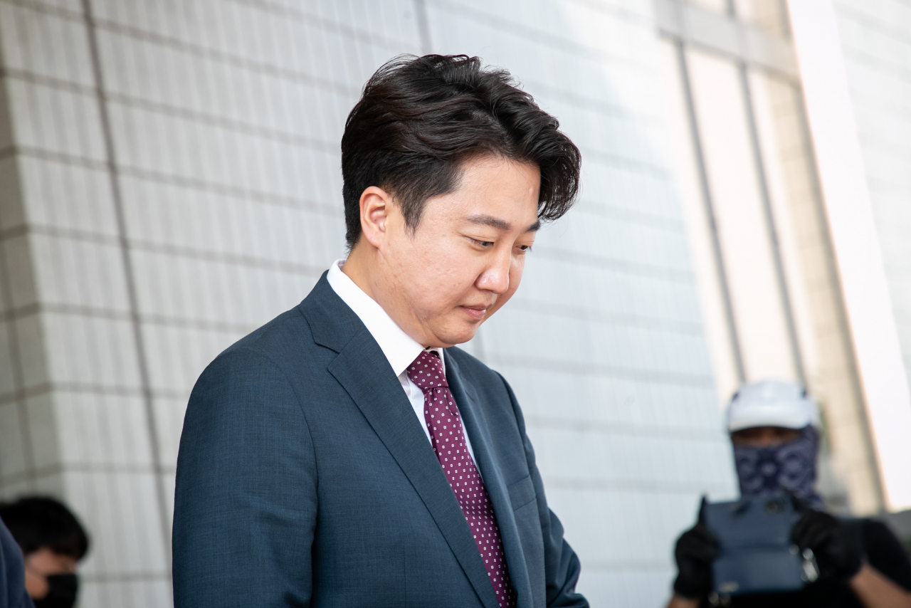 국민의힘 이준석 전 대표가 17일 오후 양천구 서울남부지방법원에서 열린 당 비상대책위원회 효력정지 가처분 신청 사건의 심문을 마친 후 법원을 빠져나오고 있다. [연합]