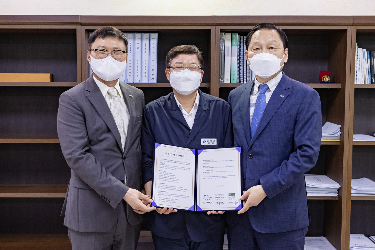 김경호(가운데) 서울 광진구청장과 관계자가 22일 광진구청에서 ‘반려견 친화 도시 업무 협약’을 진행한 뒤 기념촬영을 하고 있다. [광진구 제공]