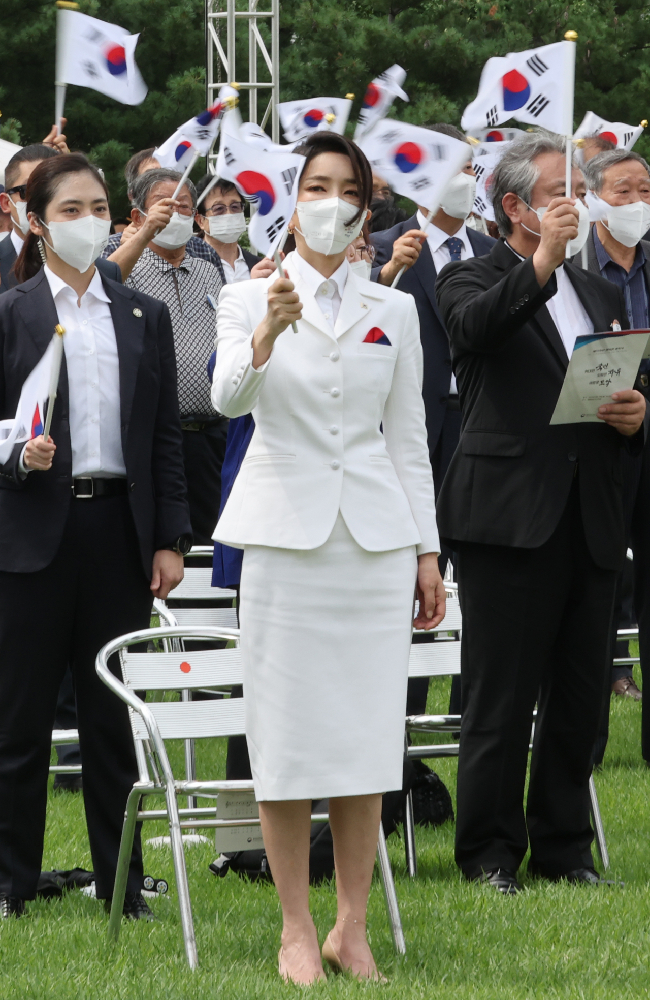 김건희 여사가 15일 서울 용산 대통령실 청사 잔디마당에서 열린 제77주년 광복절 경축식에서 광복절 노래를 제창하고 있다. [연합]