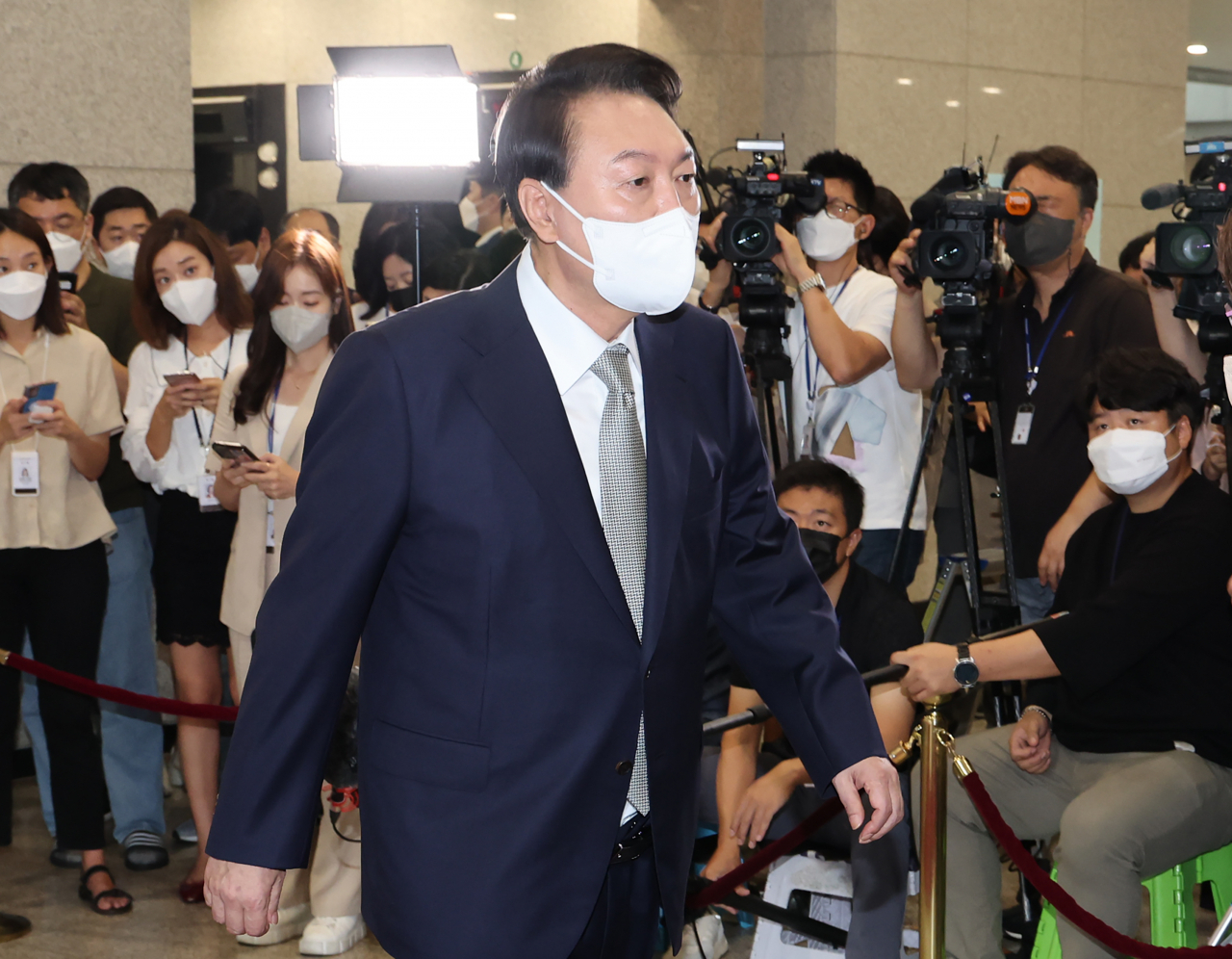 윤석열 대통령이 23일 오전 서울 용산 대통령실 청사에서 출근길 문답을 마친 뒤 이동하고 있다. [연합]