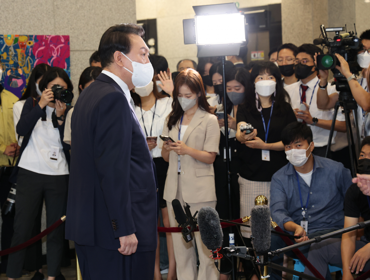 윤석열 대통령이 23일 오전 서울 용산 대통령실 청사로 출근하며 취재진의 질문에 답하고 있다. [연합]