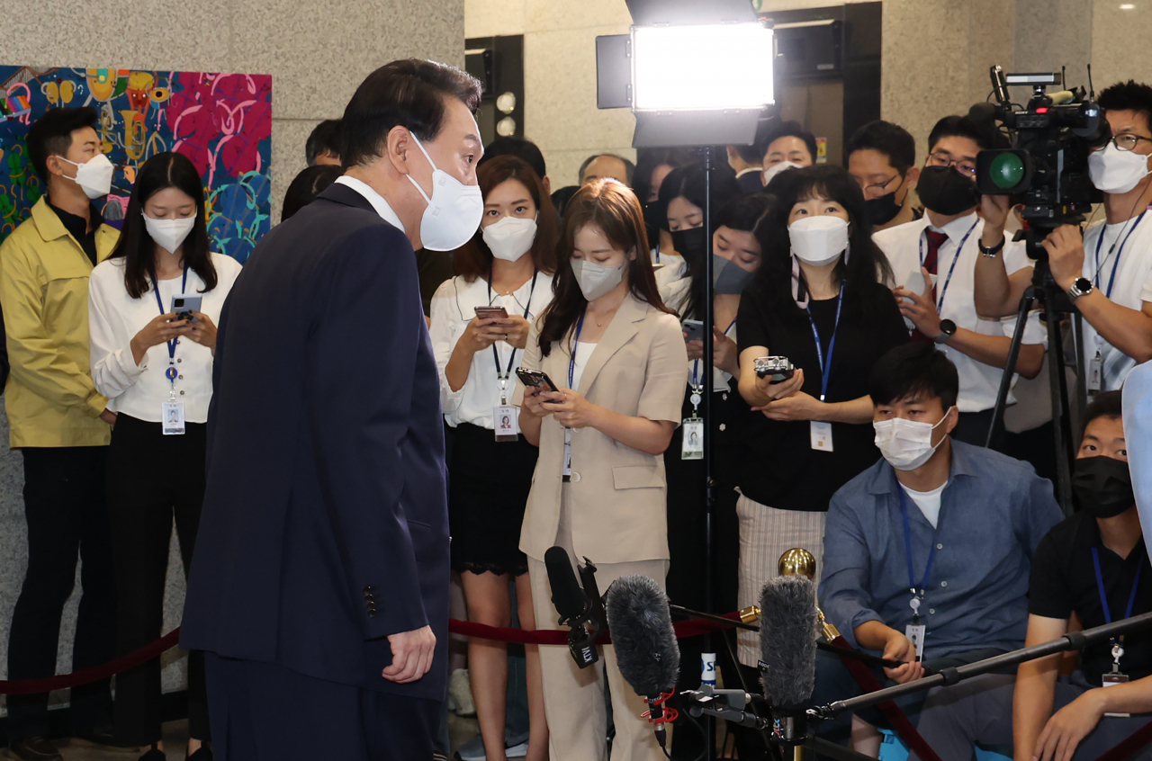 윤석열 대통령이 23일 오전 서울 용산 대통령실 청사로 출근하며 취재진의 질문에 답하고 있다. [연합]